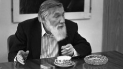"Прогулки с Пушкиным" – книга Абрама Терца (А.Синявского). Читает Александр Филиппенко. Из истории радио – передача Марины Ефимовой "Прогулки с Пушкиным" – книга Абрама Терца (А.Синявского). Читает Александр Филиппенко. Из истории радио – передача Марины Ефимовой
