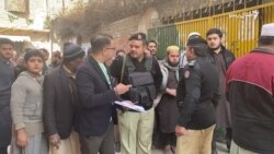 په پېښور کې خلک خپلې رایې کاروي په پېښور کې خلک خپلې رایې کاروي