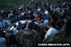 26 квітня 2024 року вірменські демонстранти заблокували дорогу поблизу міста Тавуш, поруч із кордоном з Азербайджаном. Вони перекрили кілька доріг по всій країні, зокрема в столиці Єревані, обурені тим, що вважають територіальними поступками Азербайджану