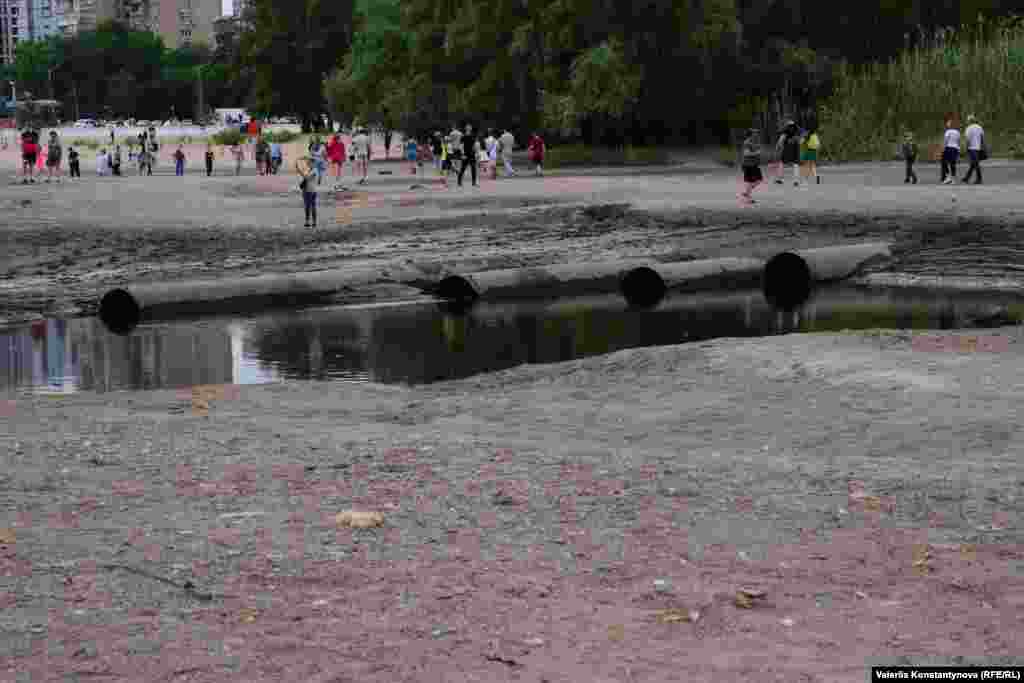 Через суттєве зменшення води у річці оголилися труби