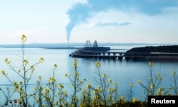 Пожар на нефтебазе возле Крымского моста в поселке Волна в Краснодарском крае России, 3 мая 2023 года. Фото REUTERS/Stringer