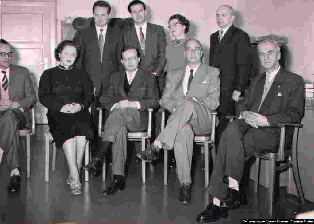 Співробітники Української редакції Радіо Визволення. Сидять Ю. Таркович, Н. Коперник, Р. Шенкленд, Г. Сарджент, М. Ковальський. Стоять: В. Романенко, М. Степаненко, О. Юрченко, М. Добрянський. Мюнхен, 1 лютого 1955 року 