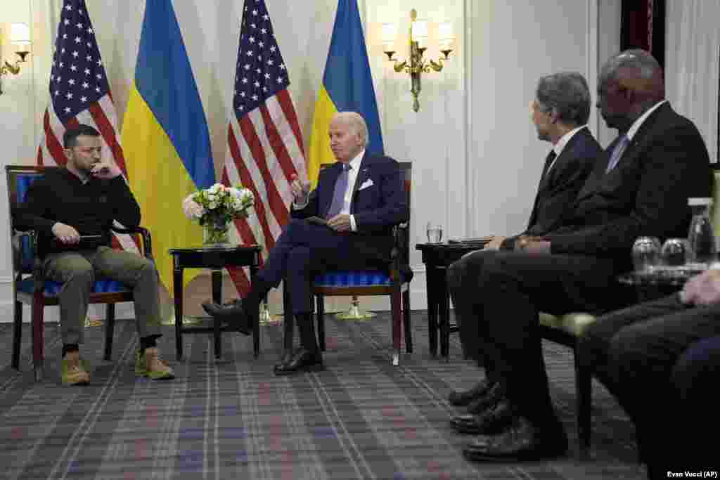 Під час зустрічі Байдена із Зеленським також були присутні держсекретар США Ентоні Блінкен (другий праворуч) і міністр оборони Ллойд Остін (праворуч). «Я прошу вибачення за тижні, протягом яких було відомо, чи буде ухвалено рішення щодо фінансування, тому що у нас були проблеми з прийняттям законопроєкту, який ми повинні були ухвалити, і який передбачав фінансування», – сказав Байден, додавши, що республіканці в Конгресі затримали пакет допомоги  