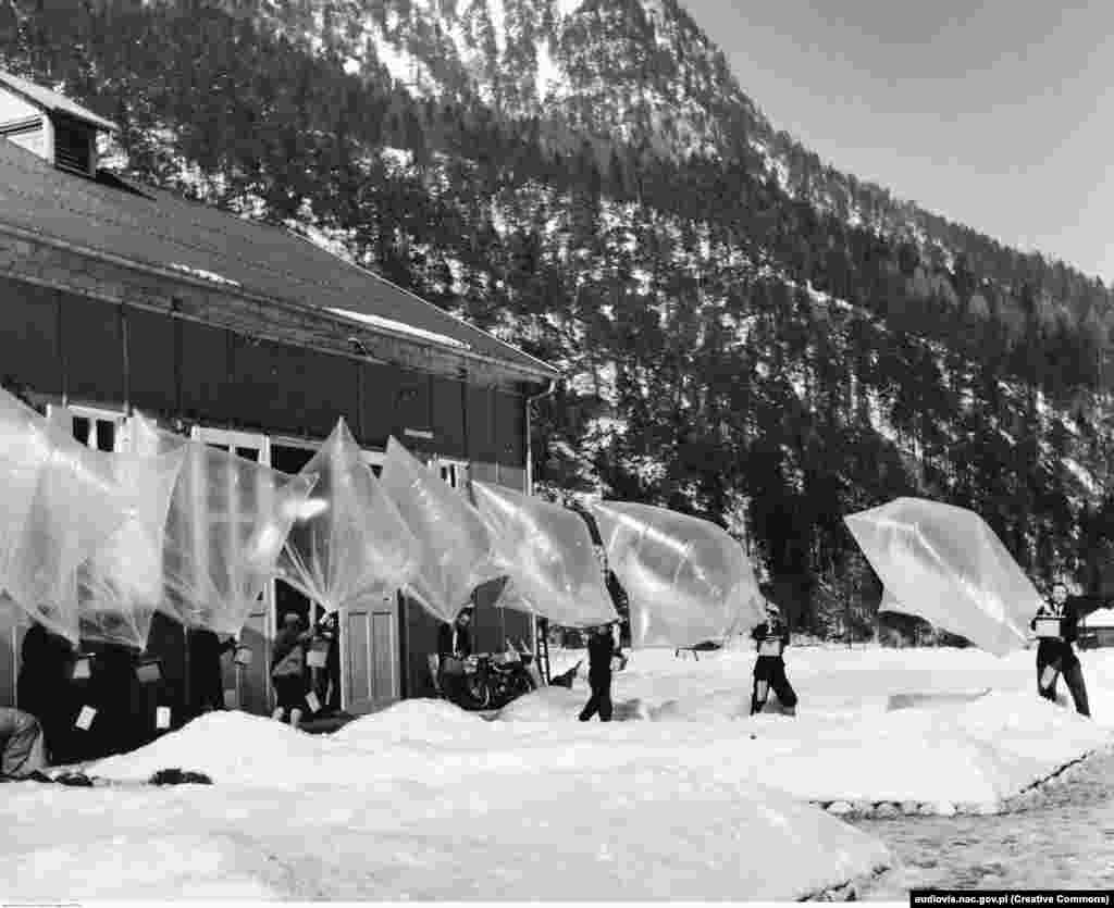 В історії корпорації Радіо Вільна Європа/Радіо Свобода (дві радіостанції були об’єднані в одну в 1976 році) є і незвичний спосіб донесення інформації – запуск повітряних куль з листівками й книгами на територію так званого соціалістичного табору. Баварія, Німеччина, 2 лютого 1955 року 