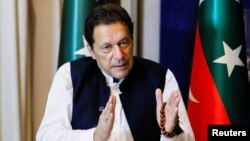 عمران خان د مې پر ۲۶مه له فرانس ۲۴ نومي ټلویژن سره په مرکه کې وویل چې د ده د ګوند تر لسو زرو زیات کارکوونکي نیول شوي دي.