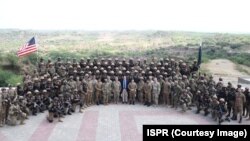 د امریکا او پاکستان ځواکونه د ګډو تمرینونو په پای کې یو ځای ولاړ دي - د جولای ۱۰مې انځور.