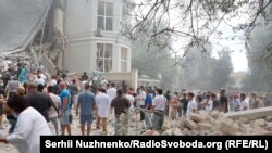 Люди допомагають розбирати завали лікарні «Охматдит», яка пошкоджена внаслідок атаки РФ, 8 липня 2024 року