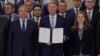 Președintele Klaus Iohannis se mândrește cu Legea Educației, deși aceasta este considerată un eșec de specialiști.