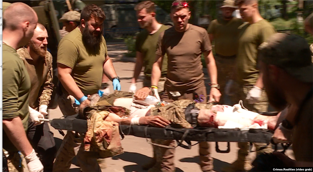 Перша оцінка отриманих поранень в ухваленні рішень, від яких часто залежить життя. У стабпункті працюють медики кількох бойових частин, зокрема 35-ї та 36-ї бригад морської піхоти. Літо, 2023 року