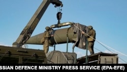 Тактическая ракета с ядерной боеголовкой для ракетного комплекса "Искандер" во время подготовки к учениям. Южный военный округ, 21 мая 2024 года