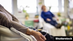 Хворі на рак жінки проходять хіміотерапію (фото ілюстративне)