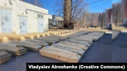 Труни із загиблими під час блокади Чернігова, фото: Владислав Атрошенко