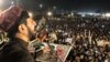 منظور پشتين په کراچۍ کې د پي ټي‌اېم غړو ته د وينا په حال کې - انځور له ارشیفه 