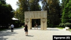 Ansamblul sculptural de la Târgu Jiu include Poarta Sărutului, Masa Tăcerii și Coloana Infinită.