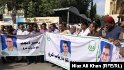 په کراچۍ کې خبریالان د خپل یو لادرکه ملګري لپاره مظاهره کوي. پخوانی انځور