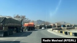 د وره تړل کېدو له کبله تورخم ته پر تلونکې لارې ګڼ ګاډي ولاړ دي - د فبرورۍ ۲۱مې انځور.