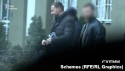 Наступного дня до позашляховика з будинку вийшов голова Антимонопольного комітету Павло Кириленко