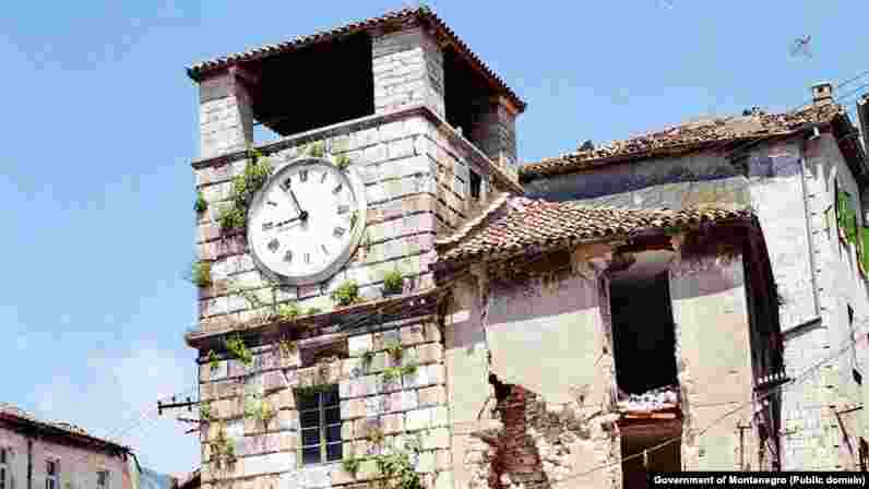 Zemljotres je teško pogodio i Kotor, grad pod zaštitom UNESCO-a. Kao i u obnovi drugih kulturno-istorijskih spomenika duž primorja, svaki kamen trebalo je sakupiti, označiti, vratiti na svoje mjesto. Tako je obnovljena i Sat kula, koja broji ure još od XVII vijeka.  