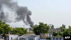 په بنو چاوڼۍ کې د وسلوالو تر برید وروسته له ودانۍ لوګي خېژي - د جولای ۱۵مې انځور.