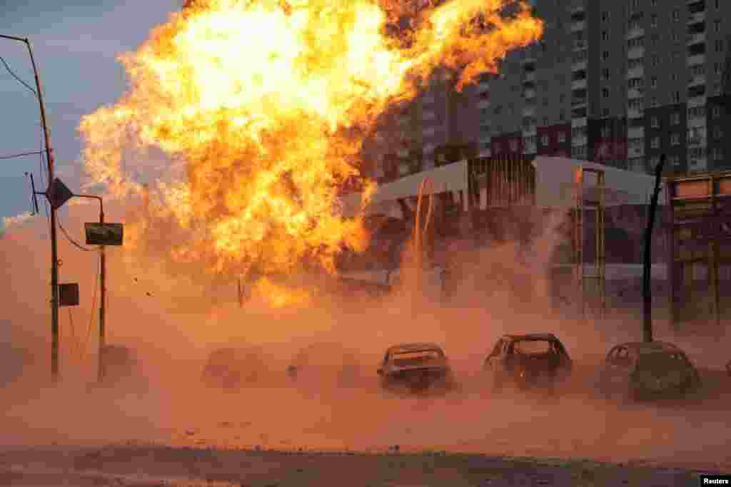 Київ. Пожежа, що виникла внаслідок російського обстрілу.  2 січня 2024 року. Міська влада Києва повідомляла про влучання та загоряння у Подільскому, Святошинському, Печерському, Деснянському та Оболонському районах