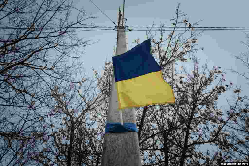 Сине-желтые украинские флаги теперь развеваются в Купянске после того, как в прошлом году они были запрещены во время российской оккупации. Местные жители рассказали, что их заставляли красить мосты и стены в красный, белый и синий цвета российского флага. После освобождения они были перекрашены в синий и желтый цвета. Александр Тимошенко напомнил об ограничениях, когда город был под контролем россиян. «Российские блокпосты были везде. Они никуда нас не выпускали», — сказал он.