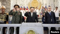 رهبر کره شمالی در کنار مقامهای چین و روسیه در رژه سالگرد تأسیس این کشور