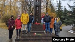 Активисты во время акции возложения цветов у памятника жертвам политических репрессий, Казань, 29 октября 2023 года