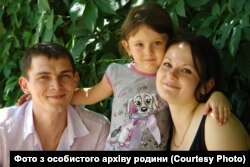 Аня Фігурна з батьками. Фото з особистого архіву родини