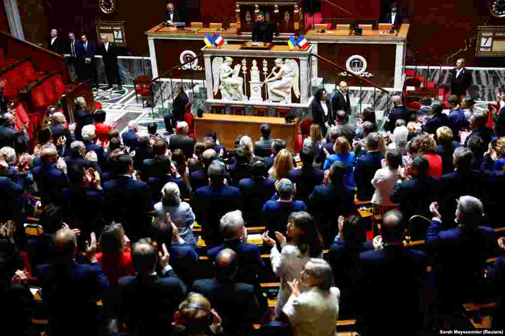 «Ми живемо в часи, коли нацизм, знову повертається, на жаль. Коли в Європі знову руйнуються вщент міста та спалюються села. Коли у Європі знову фільтраційні табори, депортації та ненависть, яка стала новим російським культом», – додав Зеленський