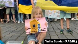 Зупиніть екоцид України: у Празі провели акцію, присвячену руйнуванню Каховської ГЕС