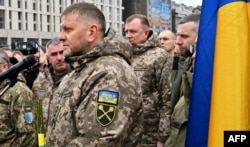 Генерал-лейтенант Валерій Залужний під час церемонії прощання із загиблим Героєм України Дмитром Коцюбайлом («Да Вінчі») у березні 2023-го