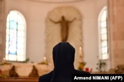 Časna sestra se moli u katedrali Majke Tereze u Prištini (fotoarhiv).