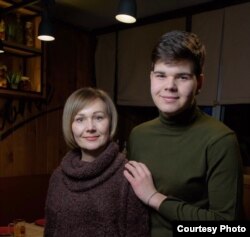 Рінат Тішанін з мамою. Фото з особистого архіву родини