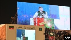 عمران خان د مارچ پر ۲۵مه ماخوستن مهال په لاهور کې خپلو پلویانو ته وینا وکړه.