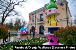 Cele două figurine, Alice și ansamblul de cești au costat 53.000 de lei.