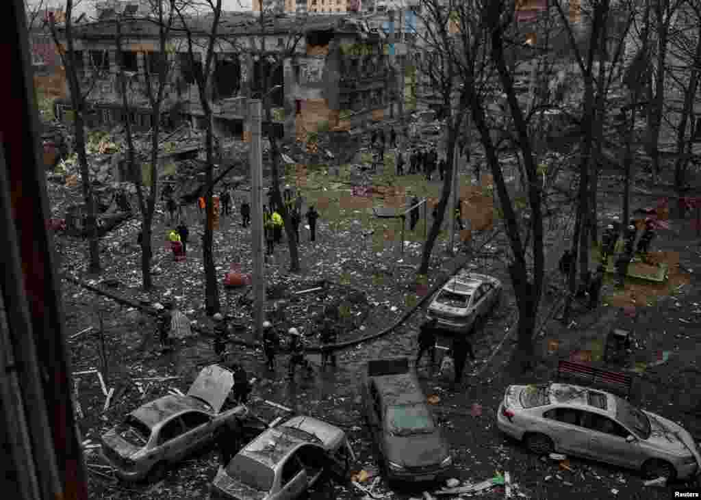 Харків, 2 січня 2024 року. Зруйнований російським ракетним обстрілом будинок. Голова Харківської обласної військової адміністрації Олег Синєгубов повідомив, що, за оновленими даними, в Харкові 2 січня внаслідок російських обстрілів постраждали загалом 52 людини, з них шестеро – діти