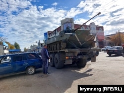 Військова техніка РФ на вулиці Керчі
