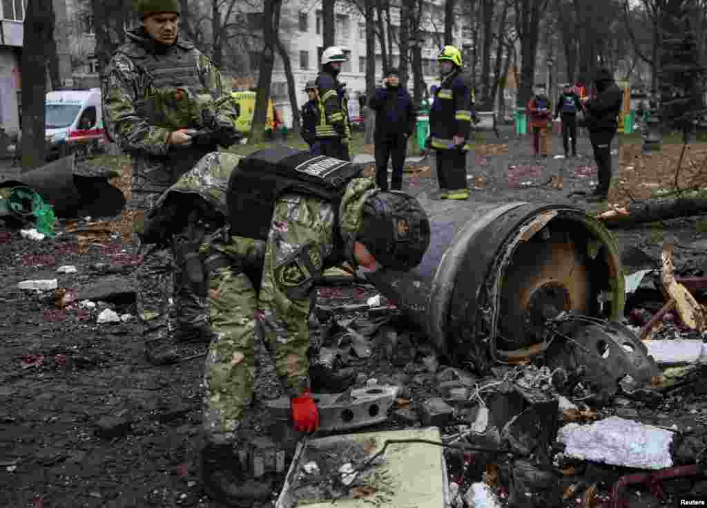 Харків, 2 січня 2024 року. Сапери працюють на місці падіння уламків російської ракети. Посол Євросоюзу в Україні Катаріна Матернова засудила черговий російський удар по українських містах і закликала надати допомогу Києву. «Дякую партнерам за ППО. Немає підстав вважати, що ворог тут зупиниться. Тому нам потрібно більше систем і боєприпасів до них», – написав Головнокомандувач ЗСУ Валерій Залужний у соцмережі X (колишня Twitter)