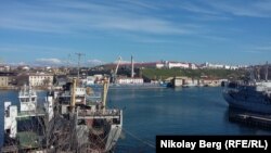 Над центральним пагорбом Севастополя видно світло-сірий дим (фото ілюстраційне)