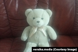 Ірина: «Колишній чоловік забрав із квартири білого ведмедя сина і передав нам. Ведмідь був брудним, чорним, весь у сажі. Ми його прали-прали – і він пожовк. Тож тепер у мого сина жовтий ведмідь, як колись був у мене»