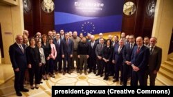 Президент України Володимир Зеленський (посередині) взяв участь у засіданні міністрів закордонних справ держав Євросоюзу, яке відбулося в Києві, 2 жовтня 2023 року