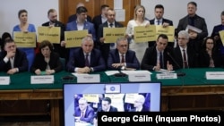 Șefii Autorității de Supraveghere Fiscală au fost audiați în Parlament după ce instituția a fost acuzată că nu a făcut nimic pentru ca cel mai mare asigurator de pe piața auto să nu intre în faliment. Mai mulți parlamentari acuză instituția de corupție.