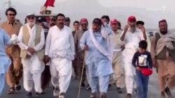 د لورالايي ځينو اوسېدونکو د احتجاج په توګه تر کوټې په پښو مزل کړی د لورالايي ځينو اوسېدونکو د احتجاج په توګه تر کوټې په پښو مزل کړی