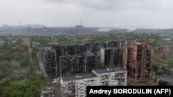 Пошкоджені житлові будинки та металургійний завод «Азовсталь» на задньому плані в Маріуполі, травень 2022 року