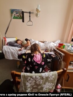 Поки тато спить, Соломія поруч малювала у лікарні