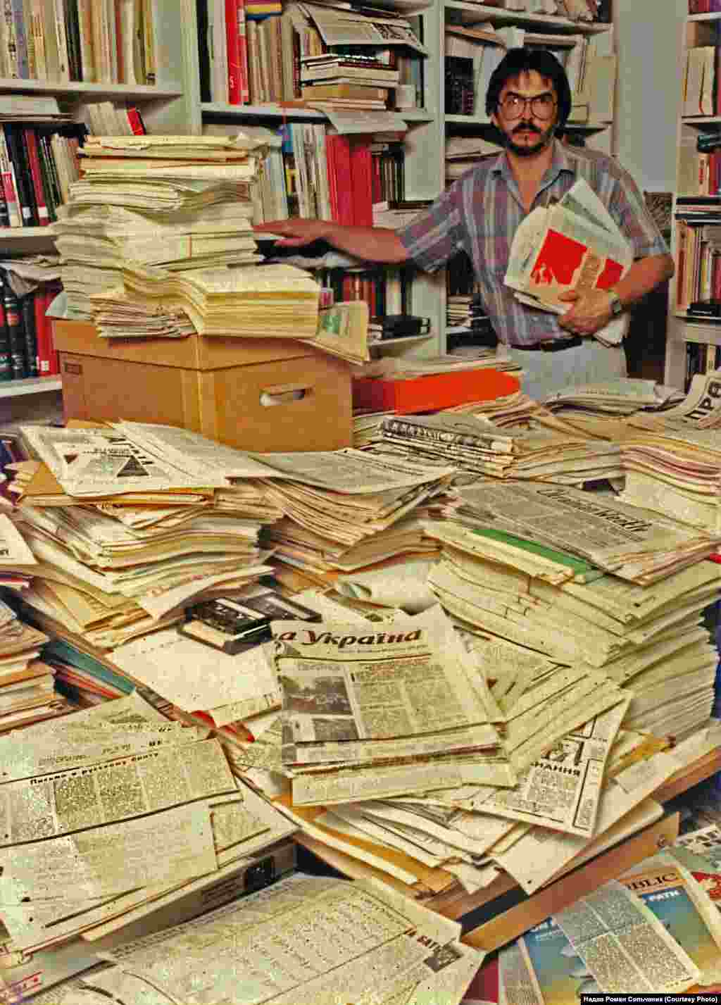 Роман Сольчаник, який близько 20 років працював у дослідницькому відділі корпорації Радіо Вільна Європа / Радіо Свобода (Radio Liberty Research Institute). У 1980 році кілька місяців був виконувачем обов’язків керівника Української редакції Радіо Свобода. Мюнхен, світлина початку 1990-х років 