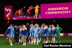 تیم انگلیس پس از دریافت مدالهای نایب قهرمانی