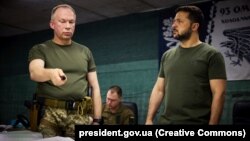 ვოლოდიმირ ზელენსკი (მარჯვნივ) და უკრაინის შეიარაღებული ძალების სახმელეთო ჯარების სარდალი, გენერალ-პოლკოვნიკი ოლექსანდრ სირსკი. ბახმუტის რეგიონი, 5 სექტემბერი, 2023.