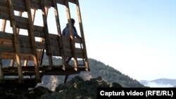 Principalul punct de belvedere deasupra văii Roșiei, amenajat acum doi ani de voluntarii asociației ARA, specializat în arhitectură și restaurări, unul din cele mai active ONG-uri în Roșia Montană.