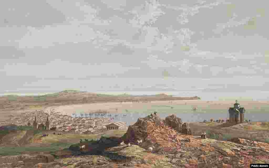 Вигляд на Керч із гори Мітридат. Споруда праворуч – мавзолей російському археологу Івану Стемпковському, який був пошкоджений під час боїв, а потім знесений радянською владою після того, як Керч було звільнено від нацистів у 1944 році